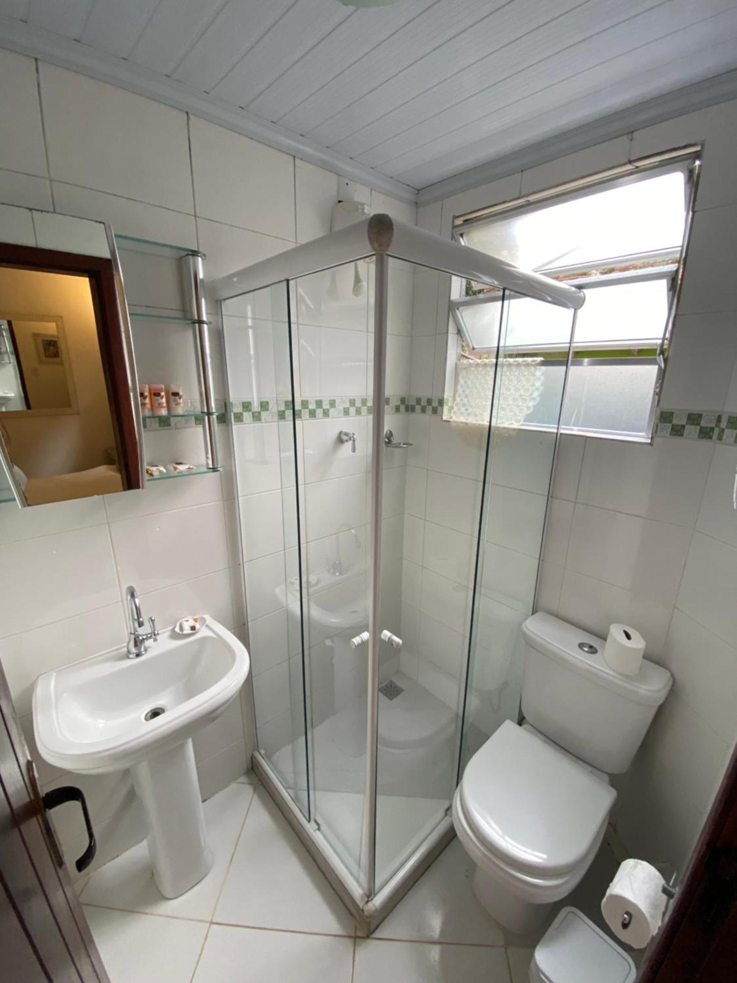 Aratinga Guest house Vila do Abraao